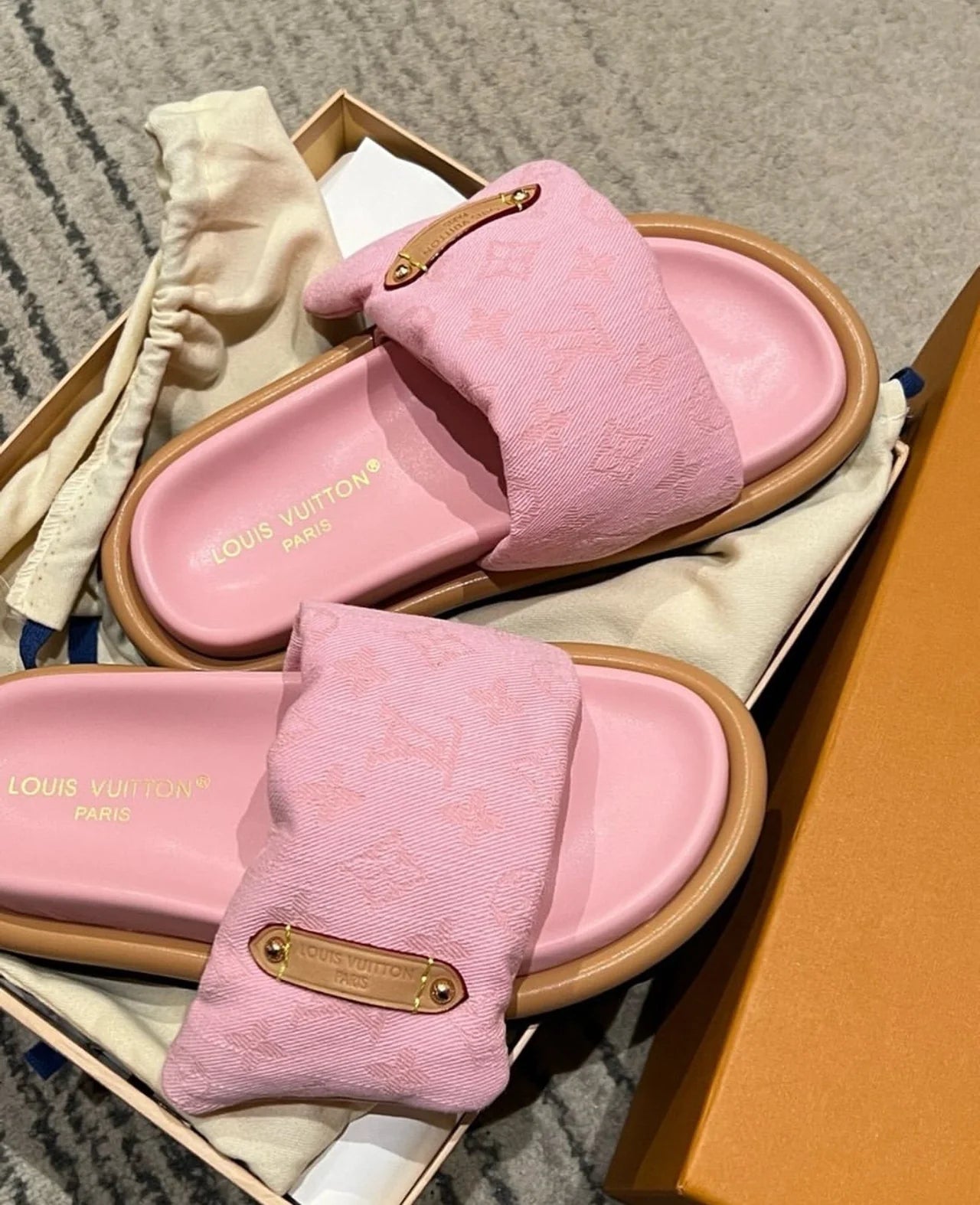 PILLOW MULES